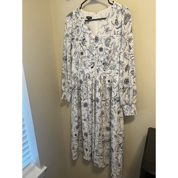 Talbots Women SMOCKED FIT & FLARE DRESS STENCIL FLORAL White And Blue $150 - Picture 7 of 13